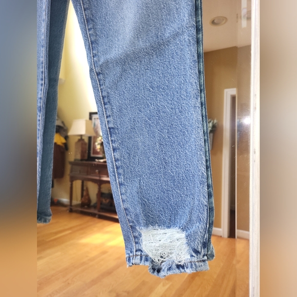 Good American Over-Sizes Distressed Jean - Picture 5 of 12
